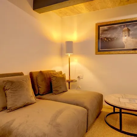 펜션 Charming Maltese Townhouse In *